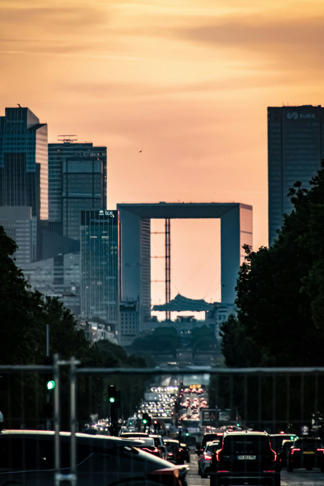 Visuel d’un quartier d’affaires parisien, représentant l’activité d’un cabinet de recrutement situé à Paris, en France, pour des recrutements spécialisés et sur-mesure de cadres dirigeants et cadres par des consultants experts en recrutement premium