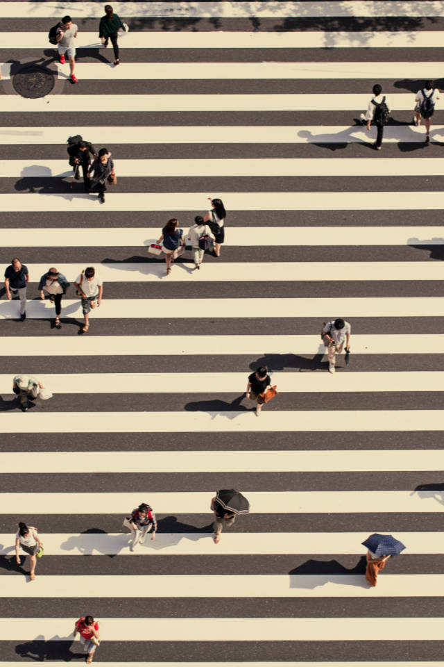 Visuel de personnes en mouvement, symbolisant la diversité et l’accompagnement rapide et efficace d’un cabinet de recrutement premium situé à Paris, en Ile de France, pour des recrutements sur-mesure de cadres dirigeants et cadres, par des chasseurs de têtes, pour des PME, même en urgence