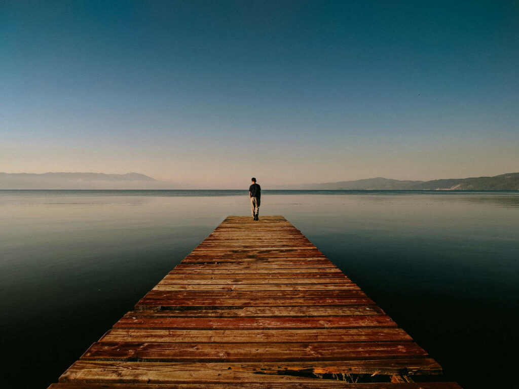 Visuel d’une personne devant l’horizon, allégorie de l’approche comportementale d’un cabinet de recrutement premium, spécialisé dans les petites entreprises, pour l’identification de talents, l’évaluation des candidats, un sourcing qualifié, entretiens de compétences, assessment, onboarding des talents, à Paris et en Ile de France, mais aussi dans l’est et le sud de la France, la vallée du Rhône, l’Aquitaine, le Vaucluse