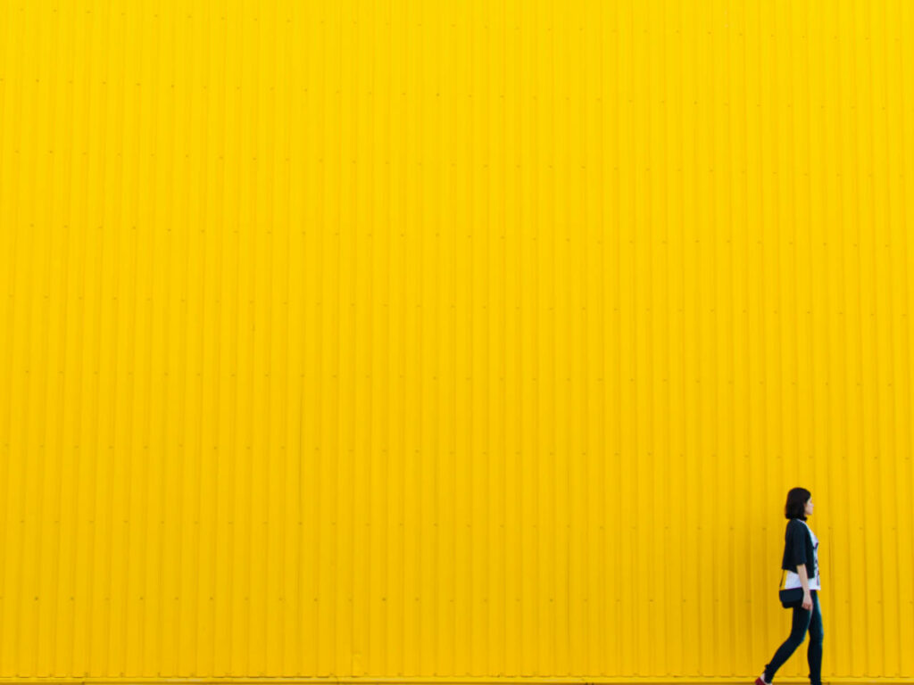 Visuel d’une personne en train de marcher, symbolisant la mise en mouvement d’un cadre, pour représenter le sourcing de candidats qualifiés ainsi que le recrutement sur-mesure, par des consultants spécialisés, de talents, cadres et cadres dirigeants, pour des PME, en France.